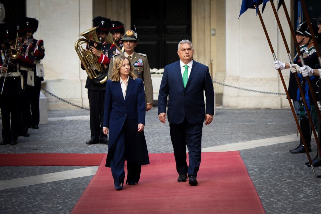 Róma, 2024. június 24. A Miniszterelnöki Sajtóiroda által közreadott képen Giorgia Meloni olasz kormányfő fogadja hivatalában Orbán Viktor miniszterelnököt Rómában 2024. június 24-én.