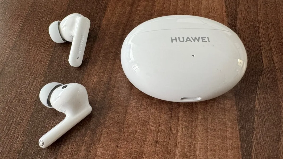 Kiváló zajszűréssel érkezik a Huawei középkategóriás fülhallgatója