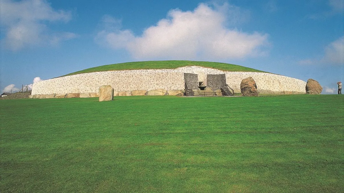 Képeken a misztikus ovális alakú halom a Newgrange