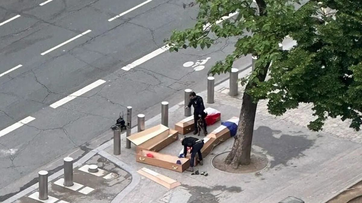 "Francia katona, meghalt Ukrajnában" feliratú, öt koporsót tettek az Eiffel-torony alá