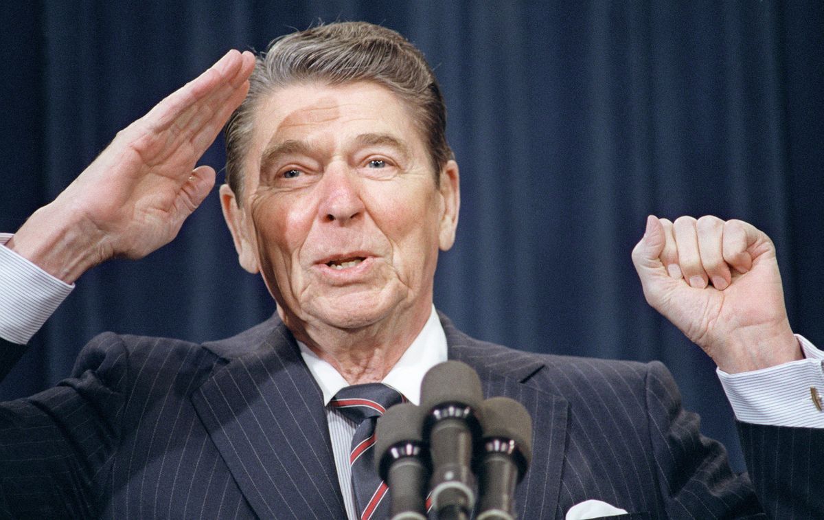 Ronald Reagan szalutál 1987. február 10-én Washingtonban