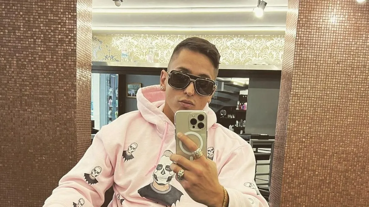 Aurelio egy hotelben csalhatta meg a barátnőjét