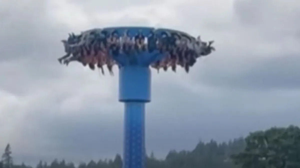 Horror a vidámparkban, fejjel lefelé lógtak az emberek - videó