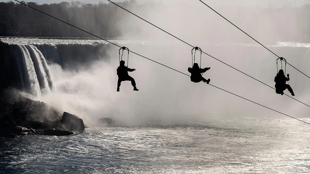 Izgalmas kaland lecsúszni a Niagara-vízesés közvetlen közelében futó drótkötélpályán