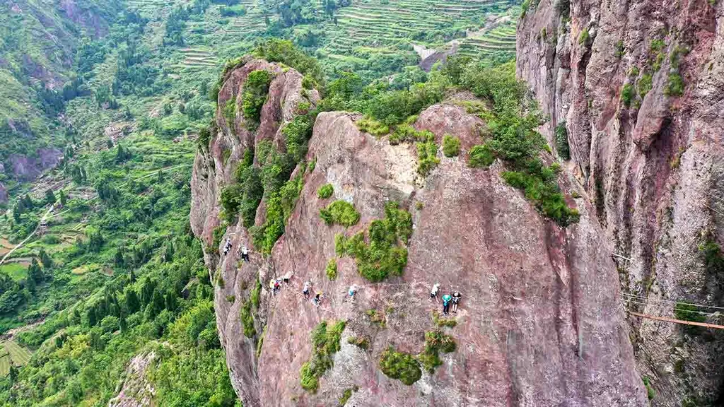 Yandang-hegy, hegymászás,  Via Ferrata, rögzített mászóút,  mászóút, túrázás, Kína,  látványosság, turizmus, sport, 