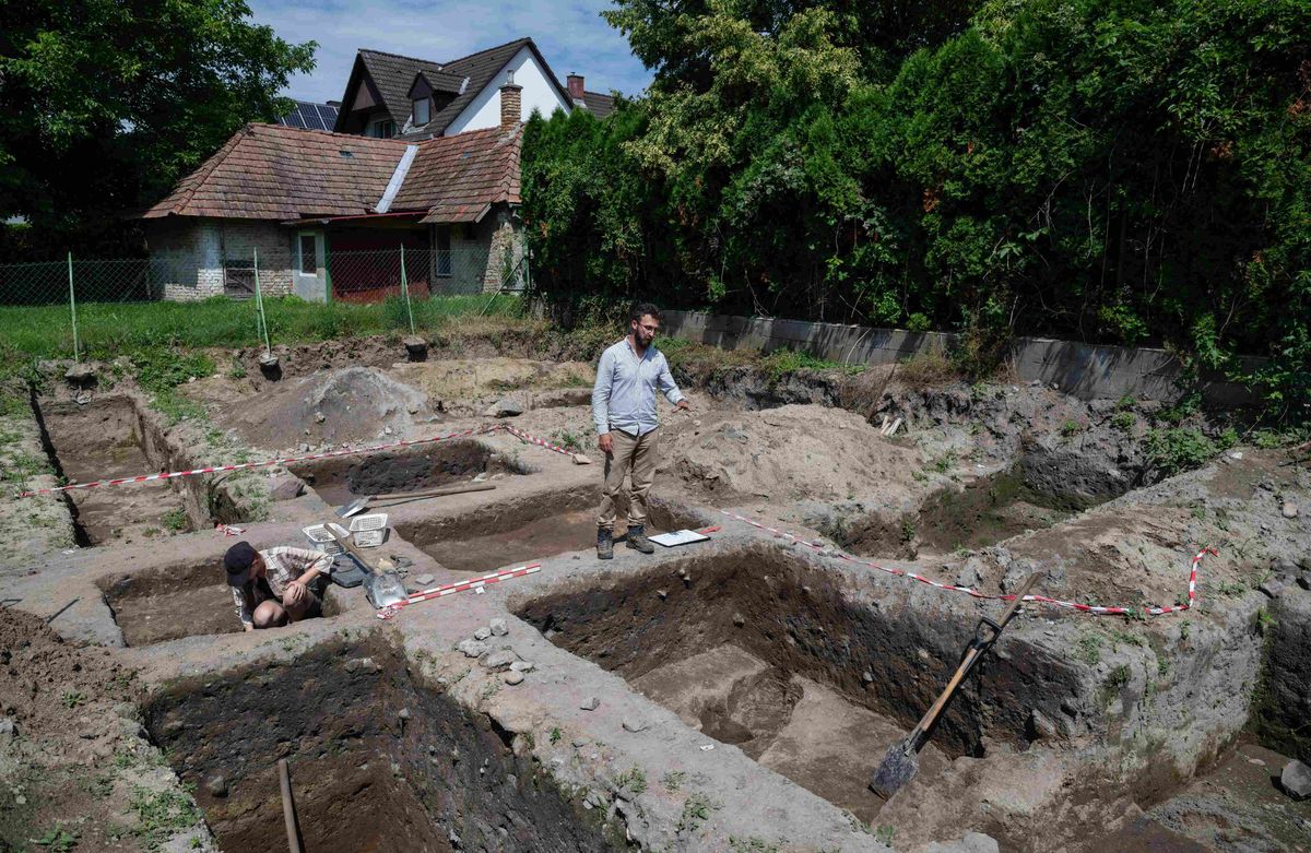 Pátkai Ádám Sándor ásatásvezető régész mutatja a veszprémi jezsuita templom mögötti építkezésen feltárt középkori falmaradványokat 