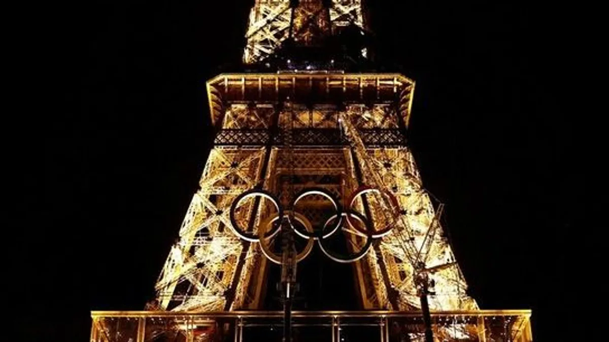 Felrakták az olimpiai ötkarikát az Eiffel-toronyra - videó