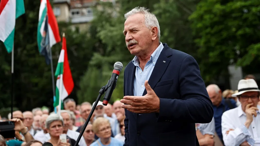 Bayer Zsolt, BayerZsolt, publicista, tüntetés, Európai Bizottság budapesti iroda előtt, Budapest, 2024. 06. 14.