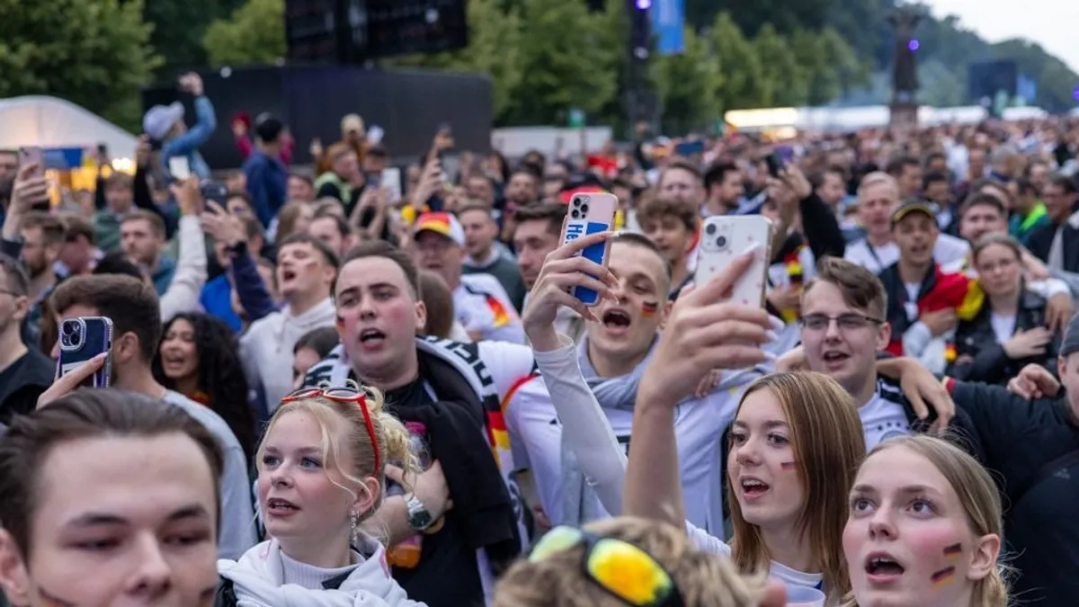 Fergeteges buli Münchenben - így ünnepeltek a németek a skótok kiütése után