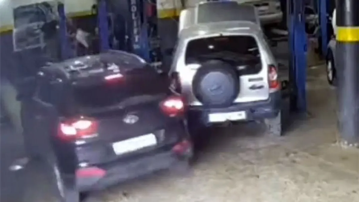 A szerelőnek csak le kellett volna tolatnia az emelőről, a fél műhelyt sikerült lebontania - videó