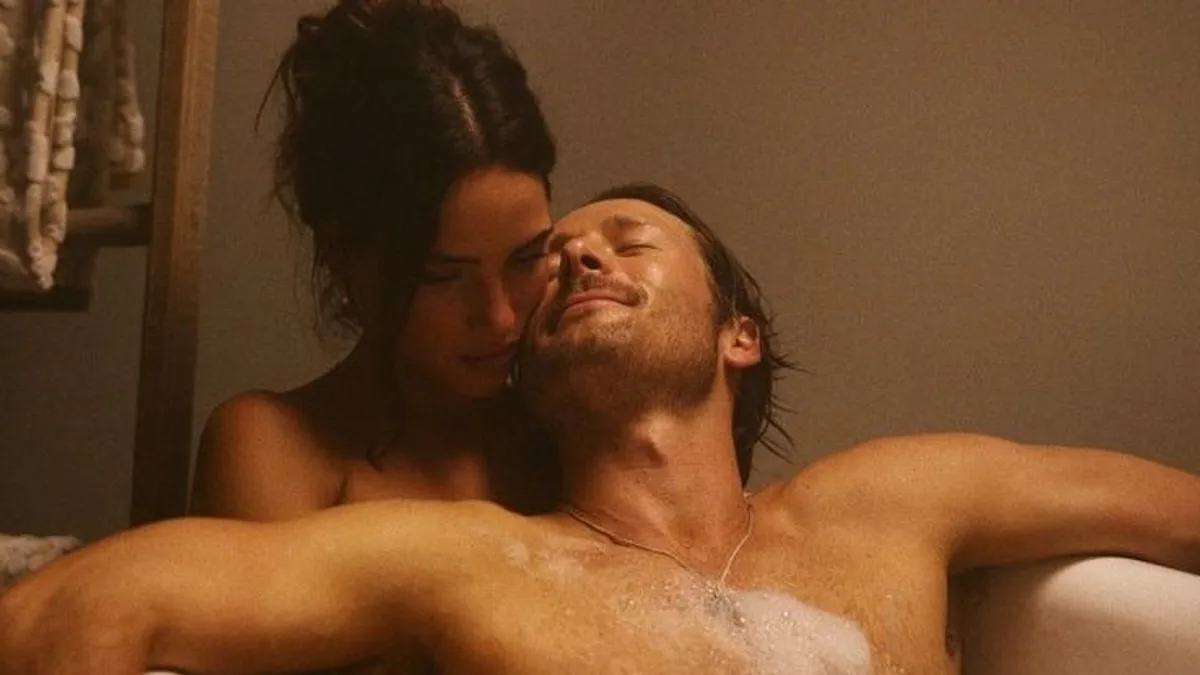 Glen Powell megmutatja, hogy a beépített zsaruk átalakulásai Oscar-díjas alakítások