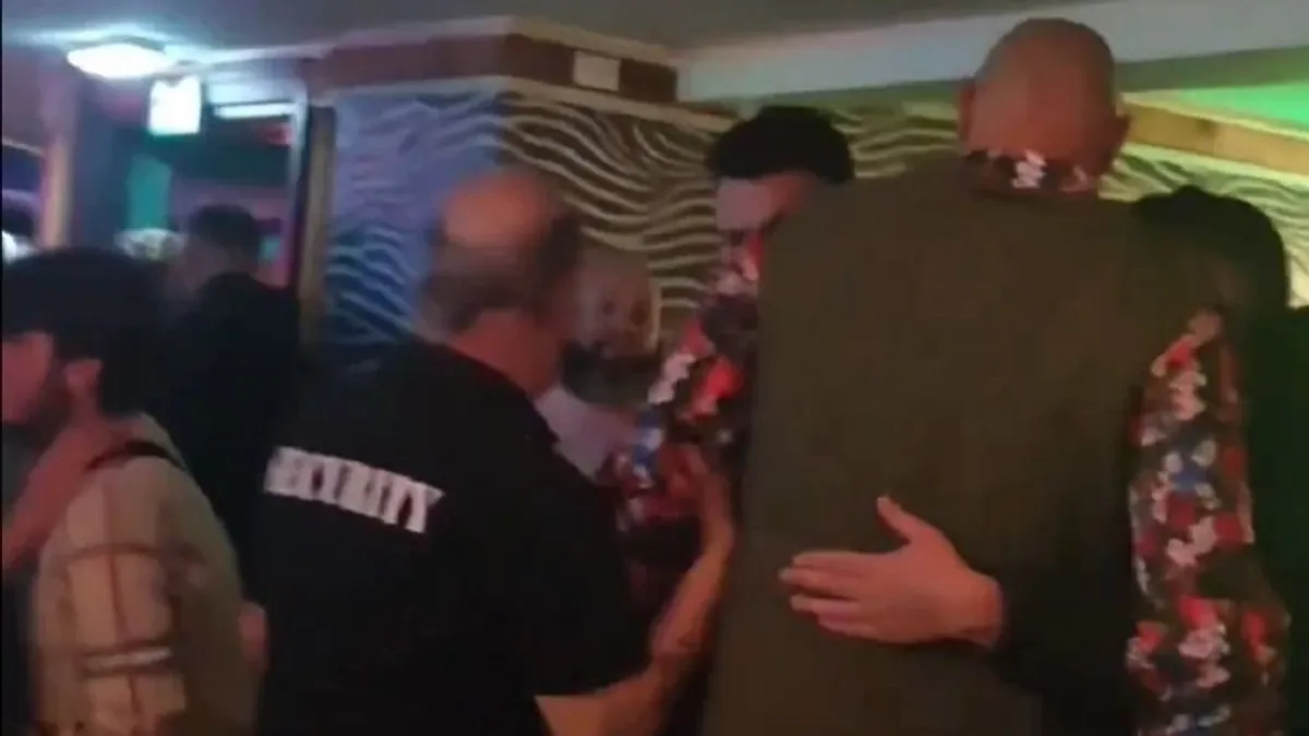 Kidobták a hullarészegen tántorgó Tyson Furyt egy bárból, a legenda egy villanyoszlopot is megfejelt