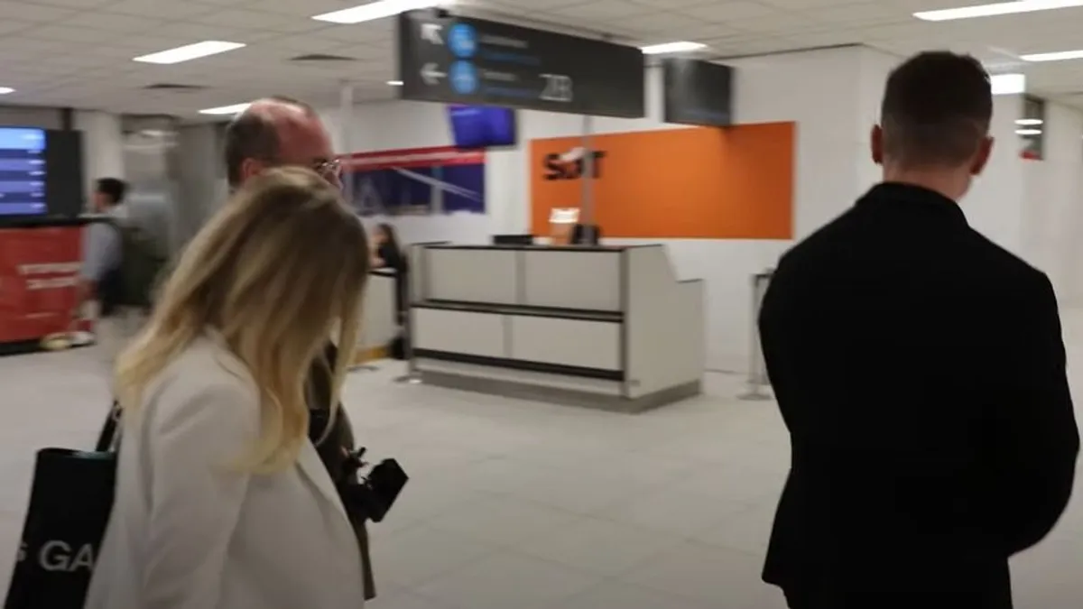 Munkatársával lökdöste el magától a háborúpárti Manfred Weber a Mandiner riporterét - videó