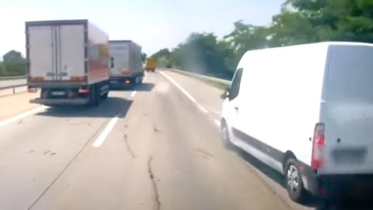 Káosz volt a besorolásnál az M0-son, egy visszapillantó már nem is volt a helyén - videó