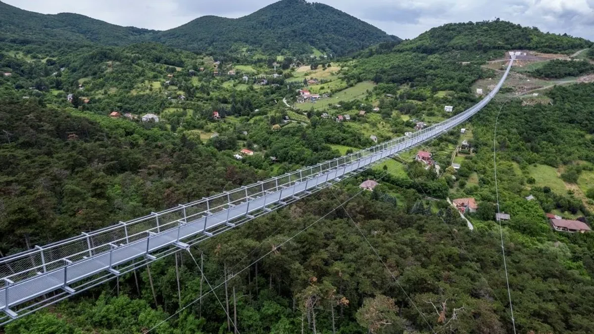 Átadták az ország legkülönlegesebb függőhídját