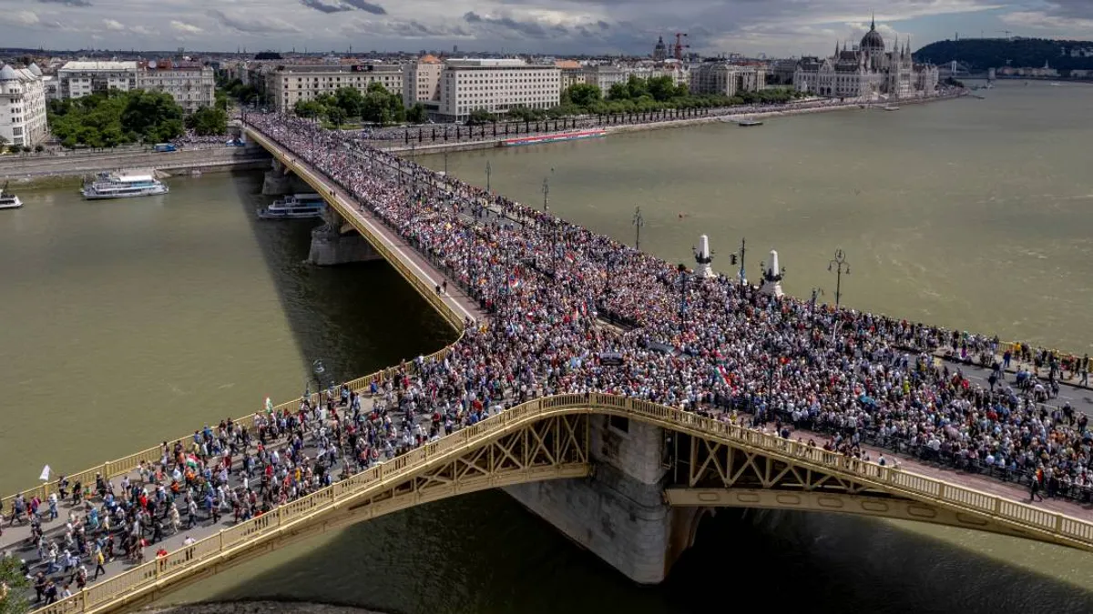 Több százezren álltak ki a háború ellen a Békemeneten