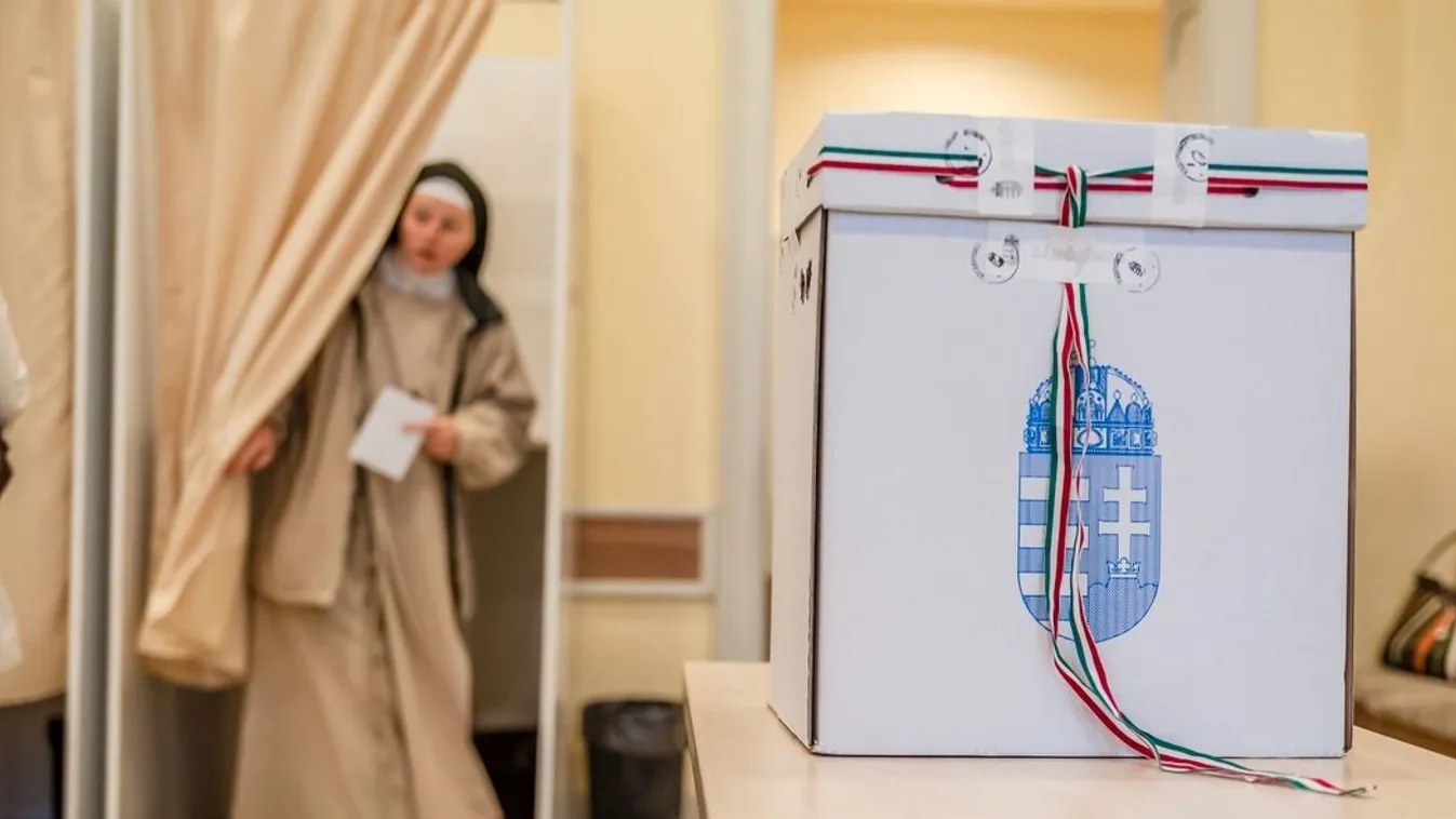Egy apáca szavaz a csíkszeredai főkonzulátuson kialakított szavazókörben