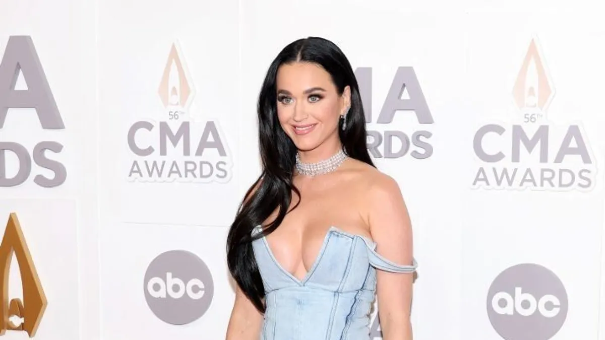 Katy Perry filmed her butt sticking out of her shortest jeans – photos