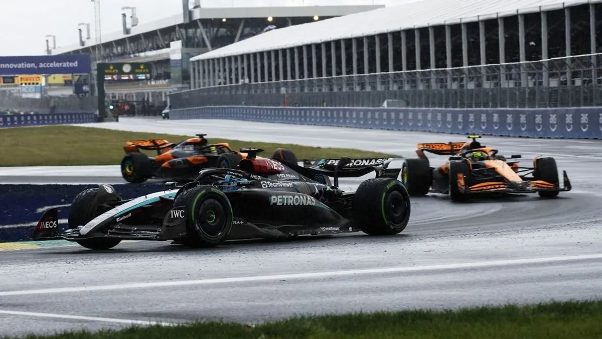 Élő közvetítésünk a drámai fordulatokkal teli, esős kanadai F1-es futamról