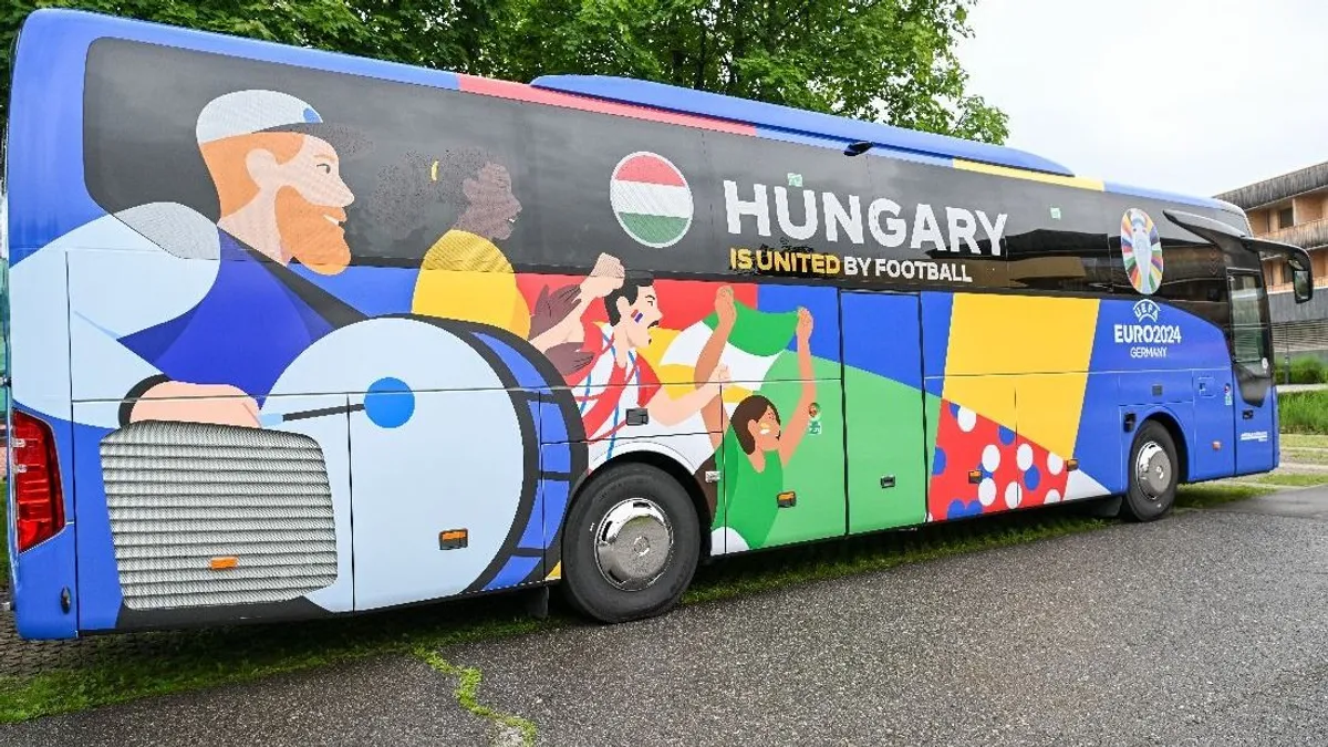La selección de fútbol de Hungría regresó a su tierra natal después de la Eurocopa en Alemania