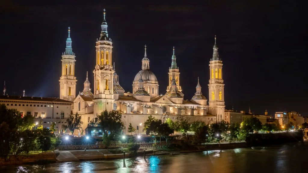 Buenos Aires-i templomhoz tartozó Oszlopos Boldogasszony-bazilika, Oszlopos Boldogasszony székesegyház-bazilika, katolikus templom, Zaragoza városa, Aragónia, Spanyolország