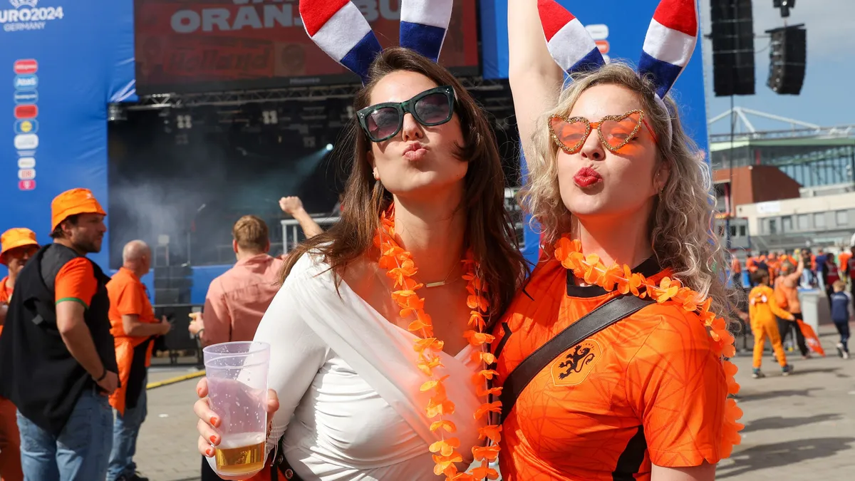 Sztriptízbárban buliztak a hollandok a lengyelek elleni győzelem után - videó