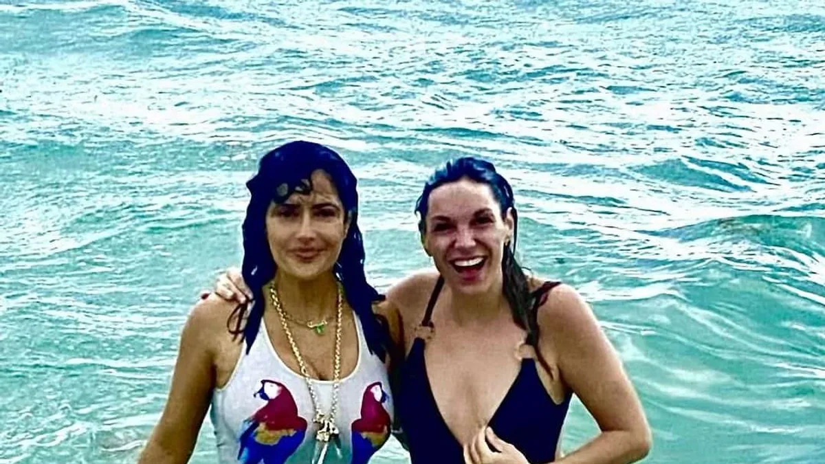 A világ óceánjai sem bírnak Salma Hayek melleivel - fotó, videó
