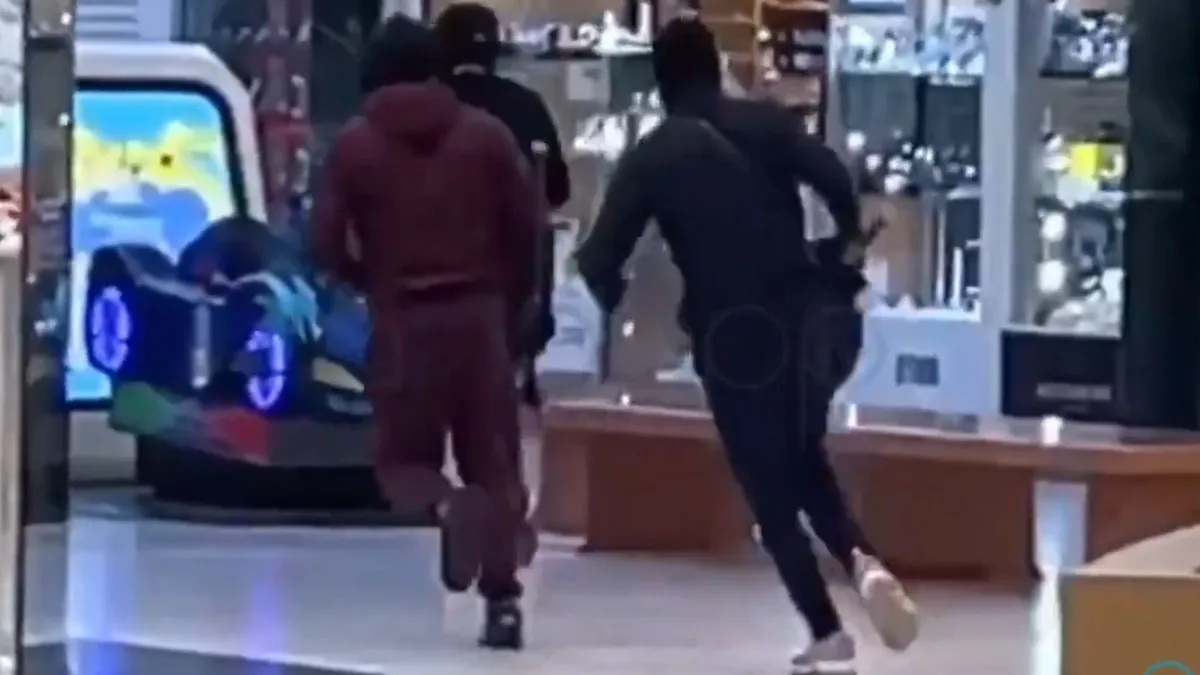 Baltás rablók fosztogattak egy leedsi bevásárlóközpontban - videó