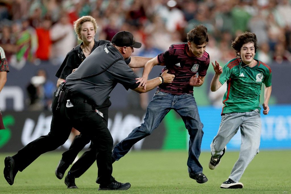 Mexikó, Uruguay, fociválogatott, szurkoló, rendbontás, berohanás