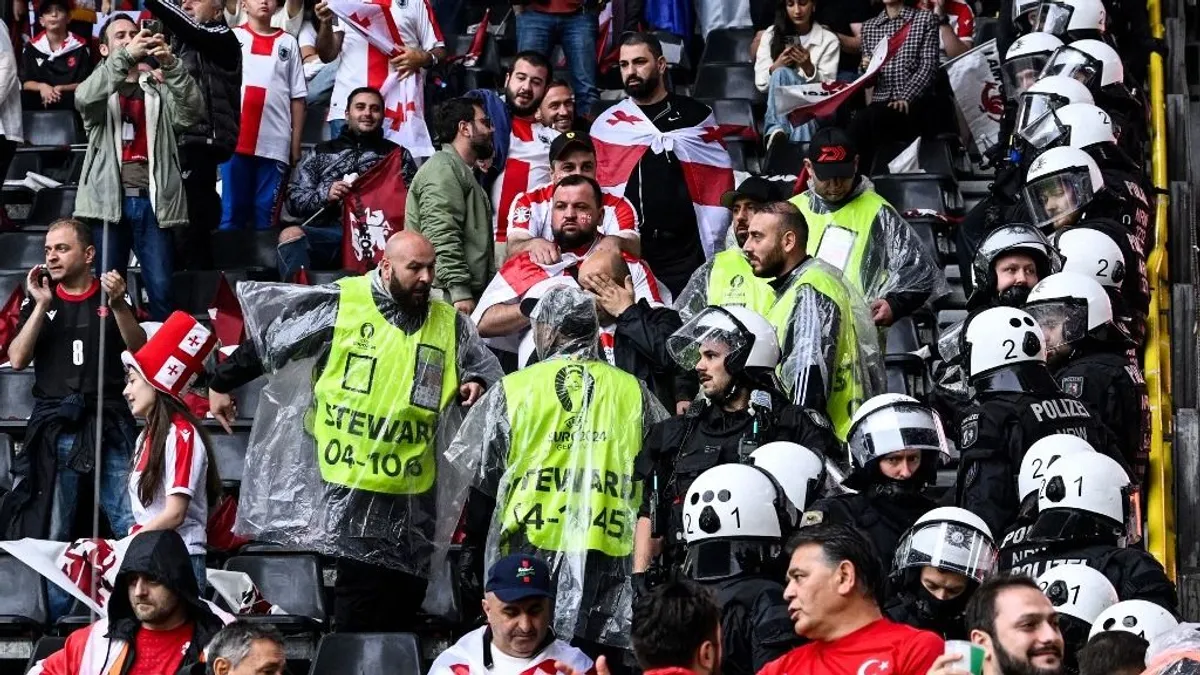 A lelátón verekedtek össze a szurkolók az Eb-meccsen