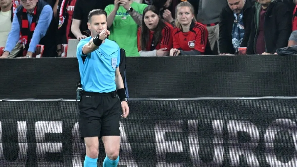 Holland sztárbíró fújja a sípot a magyar-németen