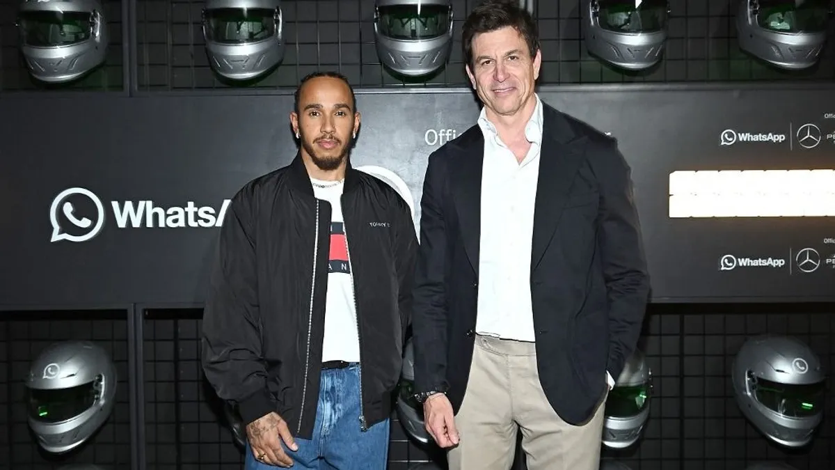 Lewis Hamilton csak a Mercedes-főnök háta mögött kritizált