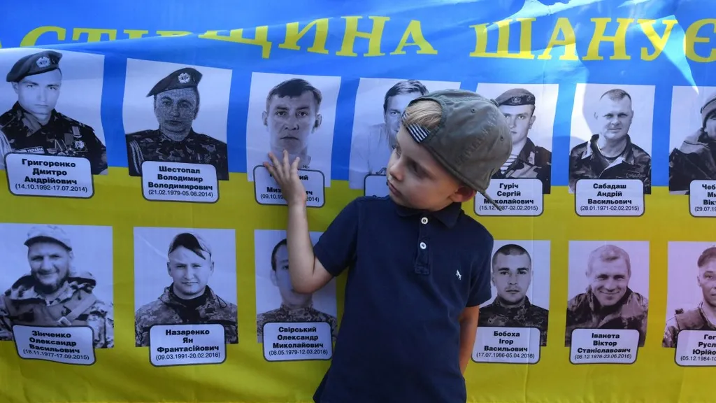 Halottak, leszakadt, végtagú, katonák, síró, árva, gyermekek,  ukrajnai, háború. borzalmai, 
