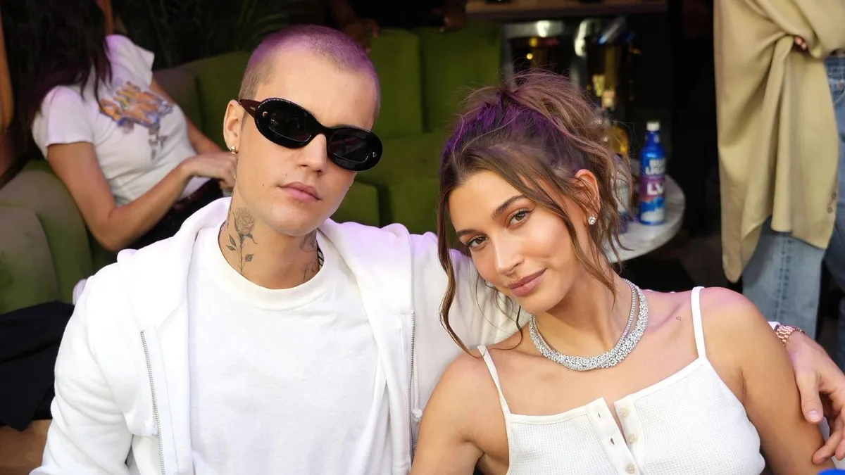 Meztelennek tűnő, igénytelen ruhában mutogatja magát Justin Bieber terhes felesége - képek
