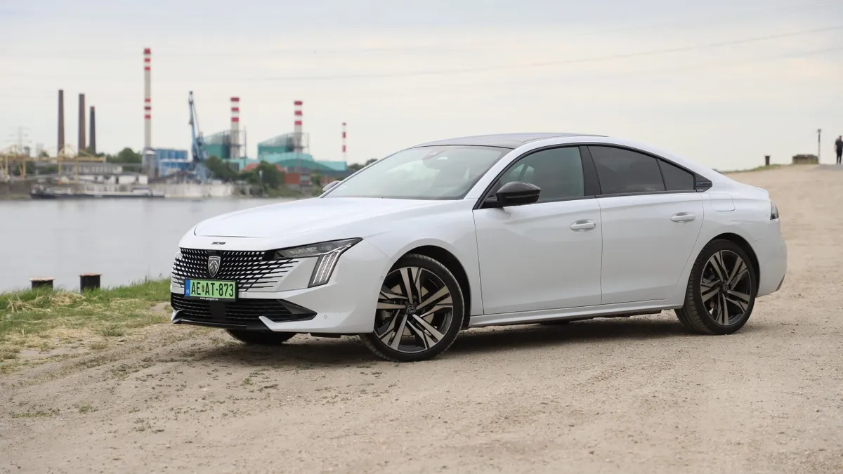 A Taxi 6 forgatására érkezett? - Peugeot 508 GT Hybrid teszt