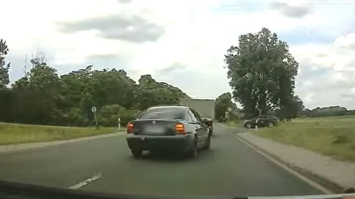 Saját magát leckéztette meg egy szabálytalan sofőr a 4-esen, videón a félelmetes pillanatok
