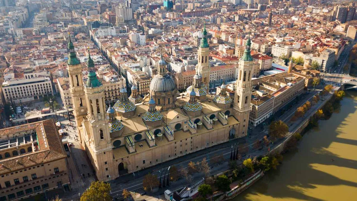 Zaragoza egyik legmeghatározóbb épülete a barokk építészet ékköve a Neustra Senora del Pilar bazilika