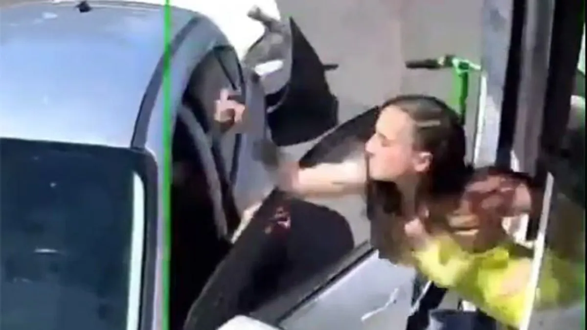 Ráöntötte az italokat az eladóra, aki erre fogott egy kalapácsot és beverte vele a szélvédőt - videó