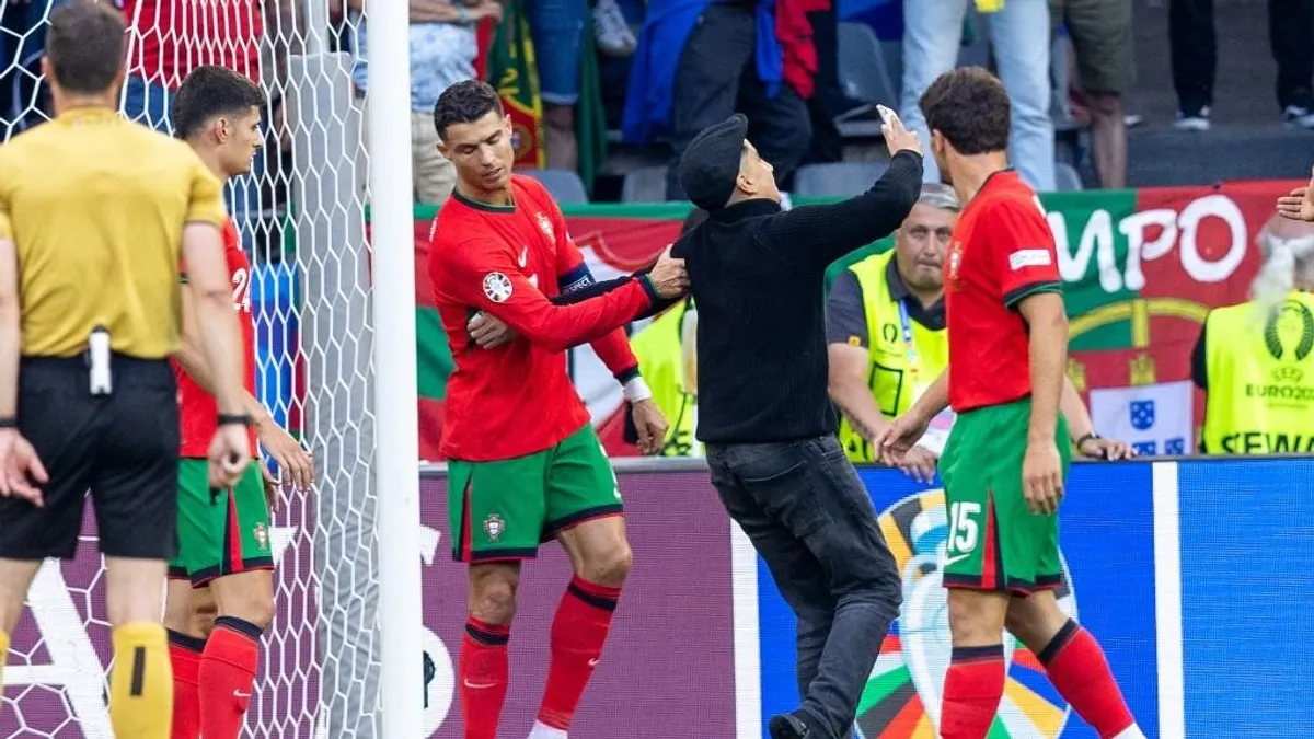 Az ostoba biztonsági őr lerúgta Cristiano Ronaldo csapattársát - videó