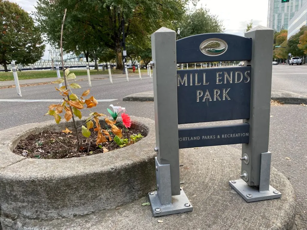 Alig több mint 60 centiméter átmérőjű a világ legkisebb parkja, Mill Ends Park, MillEndsPark, Oregon