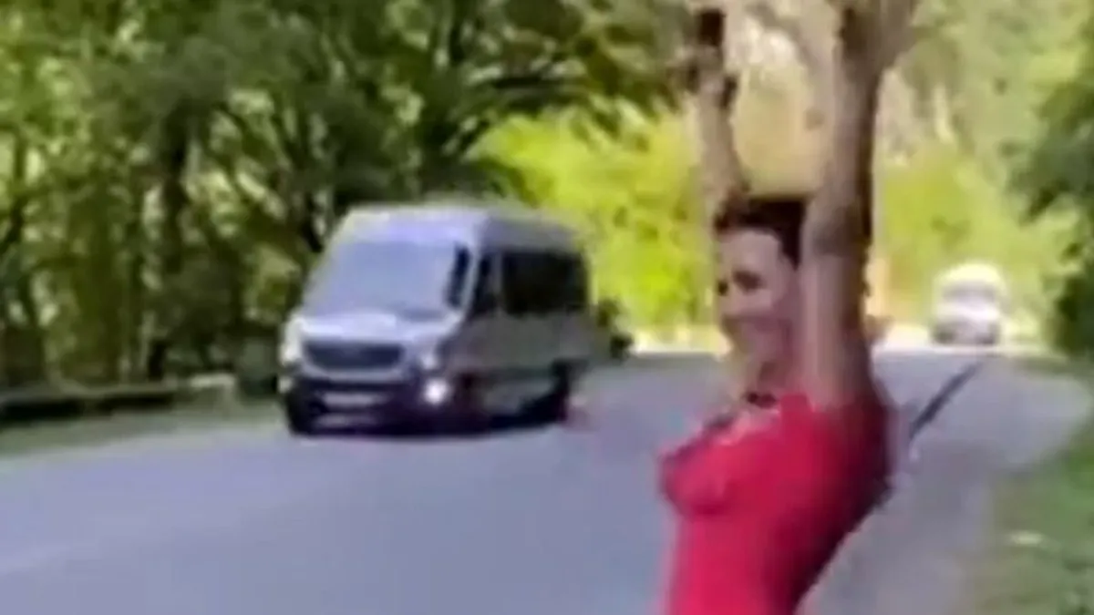 Lelkesen integetve ugrált a lány az út mellett, azonnal fának hajtottak miatta - videó