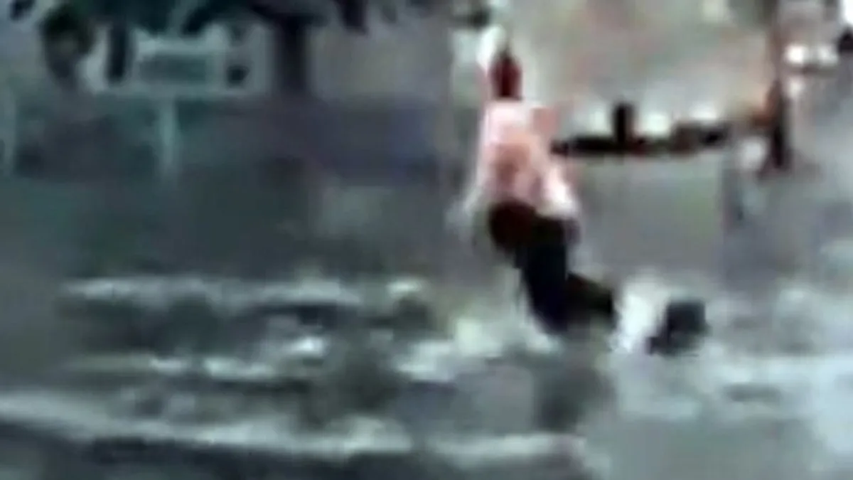 A rolleres megpróbált átgurulni egy óriási pocsolyán, aztán jött a kegyetlen meglepetés - videó