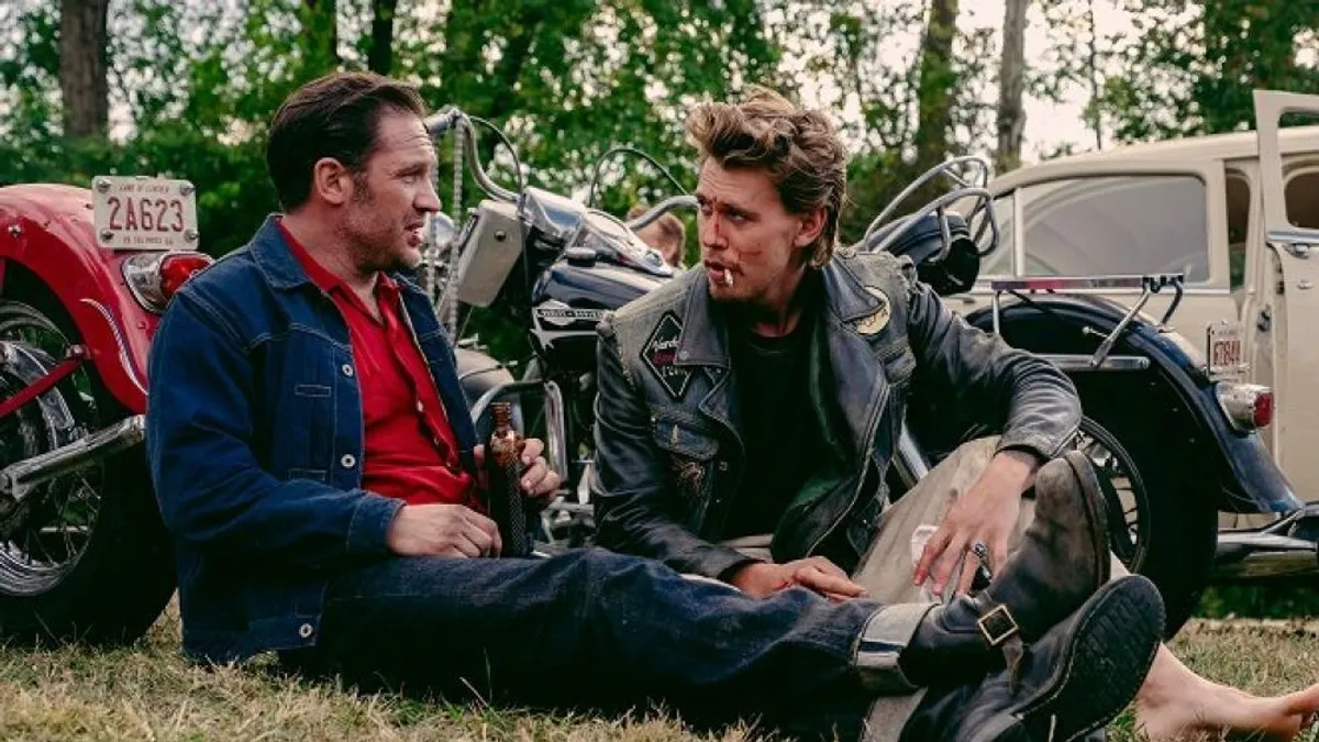Austin Butler izompólóban csábít a mozikba a Motorosokban