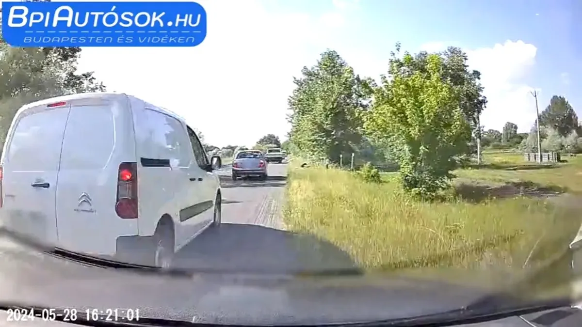 Nagyot hibázott a kamerás autós – de vajon összetörte a fehér furgont?