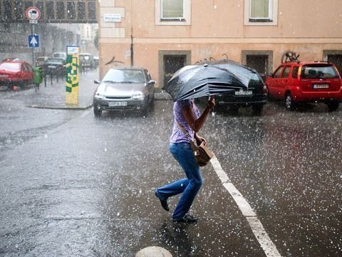 A hétfői vihar heves esőzéssel és helyenként jégesővel csapott le Budapesten