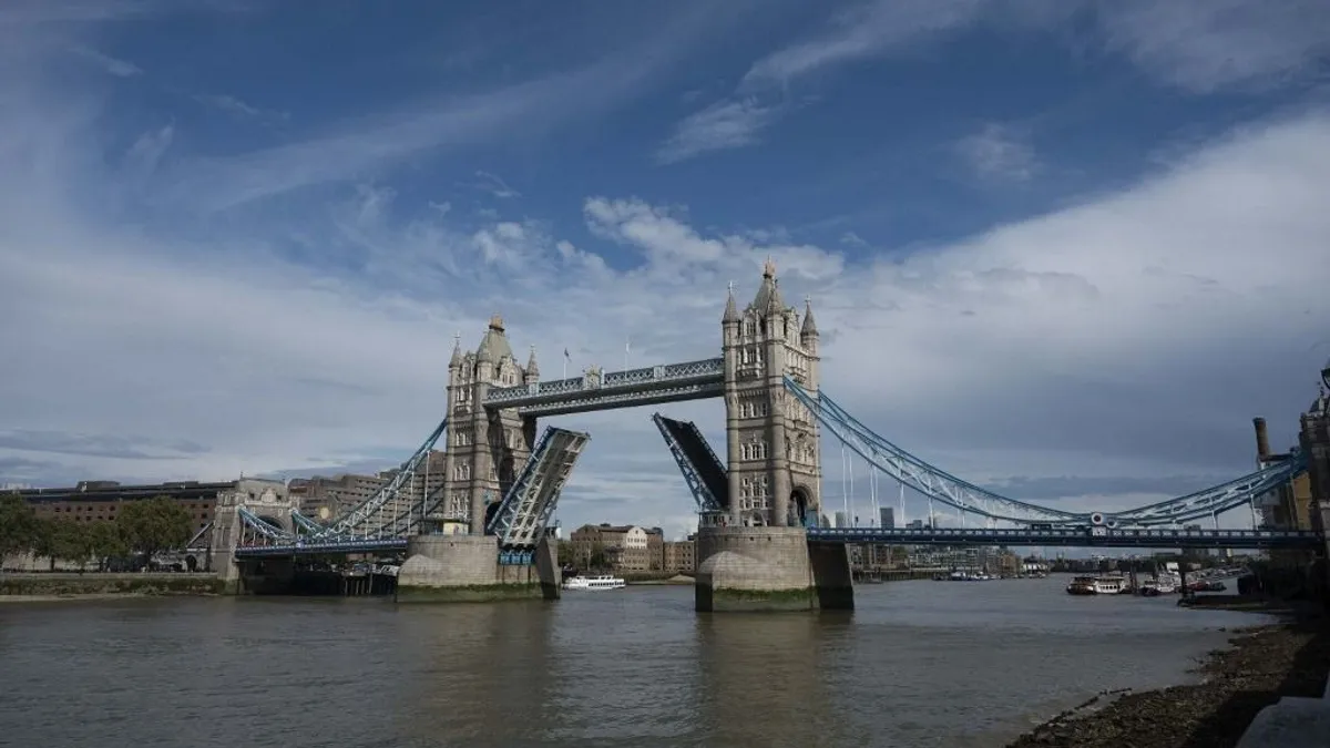 Egy férfi leugrott a londoni Tower Bridge-ről - videó