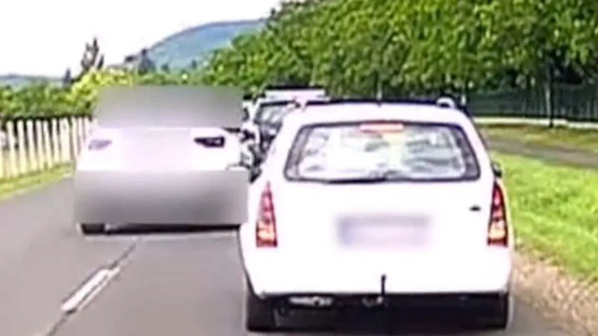 Nagyon sietett őfelsége, a teslás a Dunakanyarban, szinte lelökött az útról egy másik autót - videó