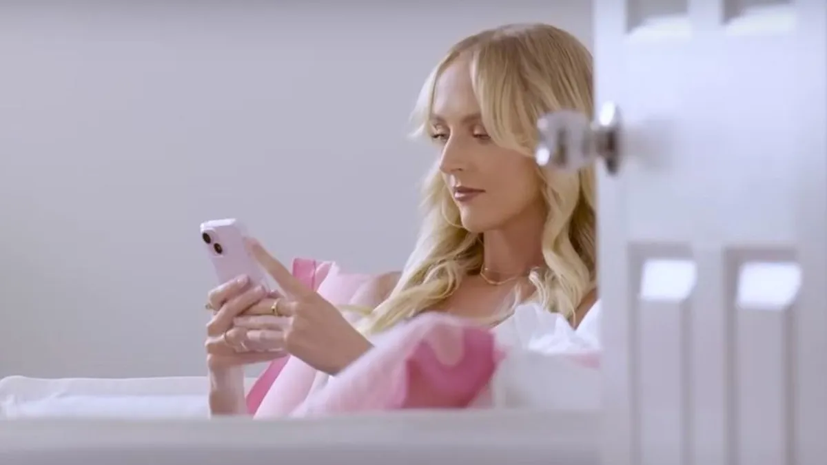 Így reagált a szőke pornómodell édesanyja, mikor megtudta, hogy a lánya 300 férfival szexelt