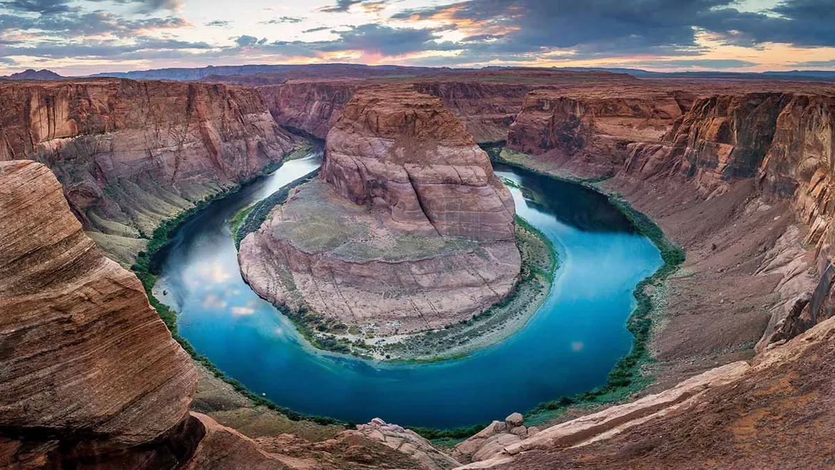 A Horseshoe Bend lenyűgöző látványa a szakadék széléről is megcsodálható