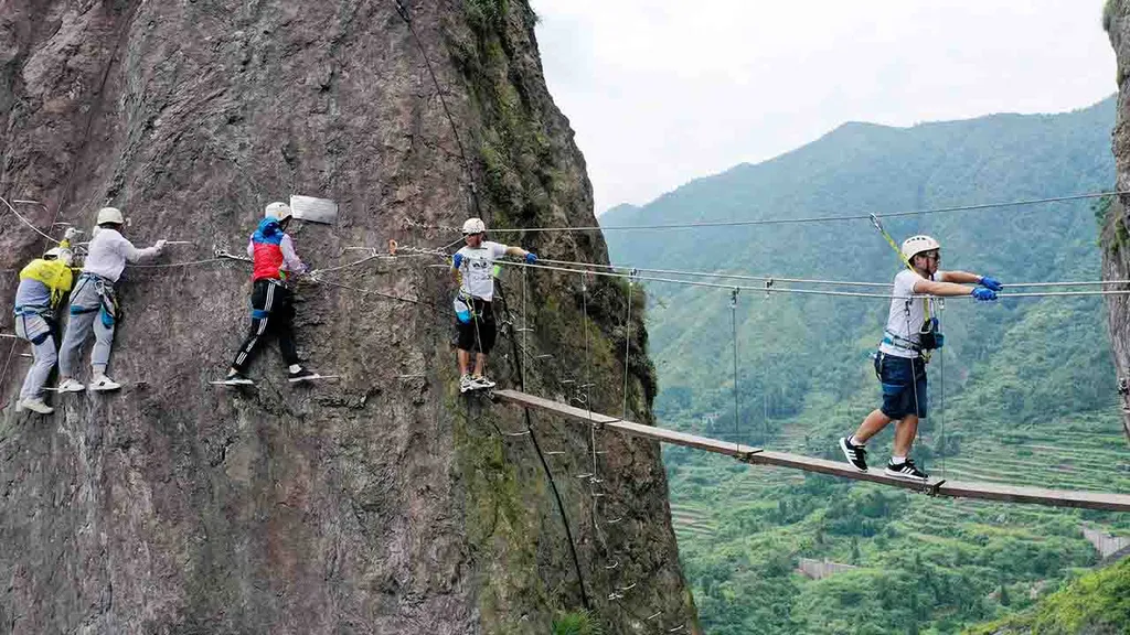 Yandang-hegy, hegymászás,  Via Ferrata, rögzített mászóút,  mászóút, túrázás, Kína,  látványosság, turizmus, sport, 